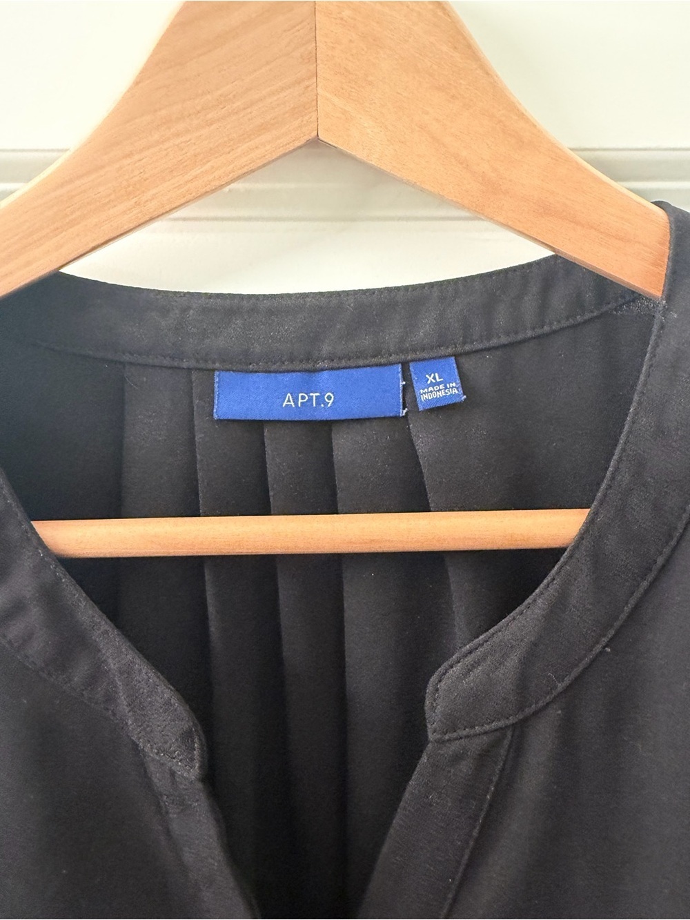 Apt. 9 Black Sleeveless V-Neck Shell Top - Picture 3 of 4